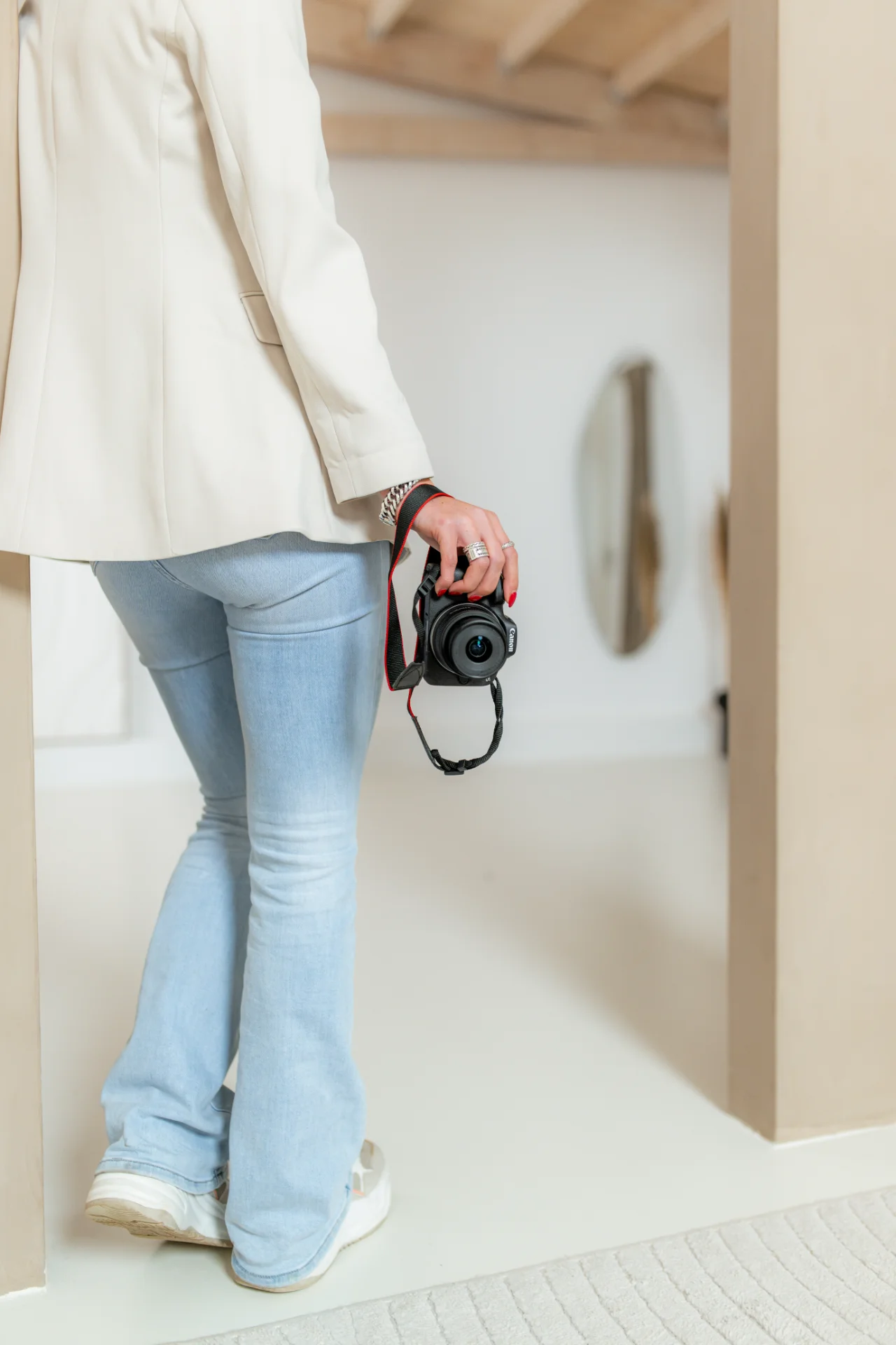 Lotte met camera in een lichte ruimte