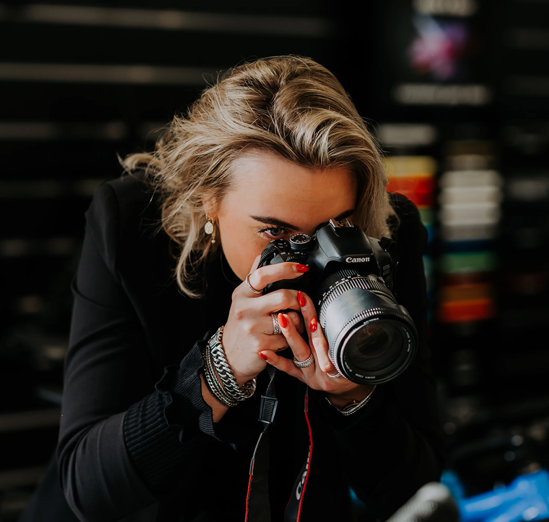 Lotte fotografeert met een Canon camera