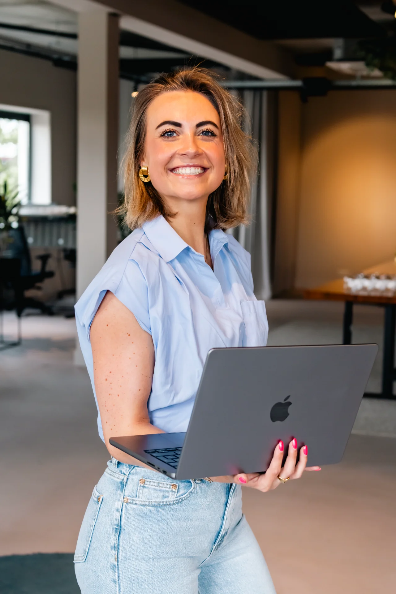 Lotte met laptop in een kantooromgeving